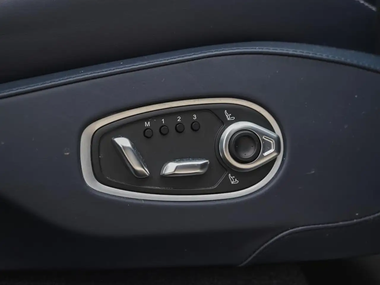Aston Martin DBX - Image 29