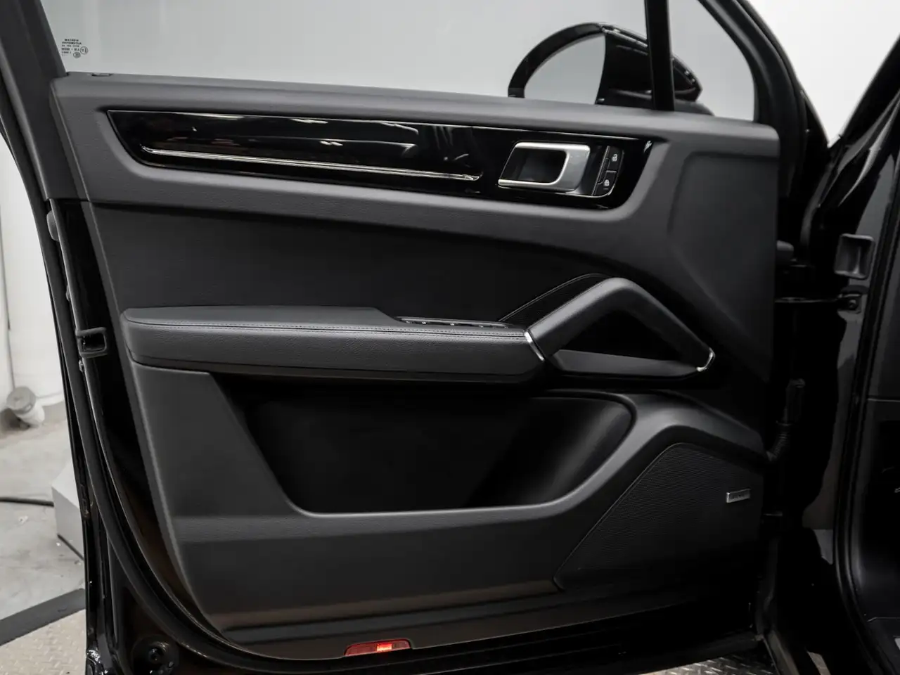 Porsche Cayenne - Image 23