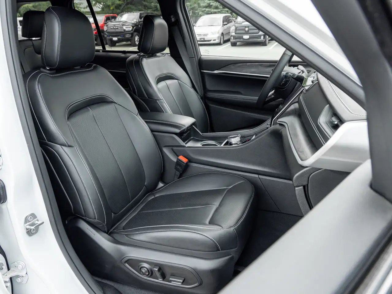 Jeep Grand Cherokee - Image 31