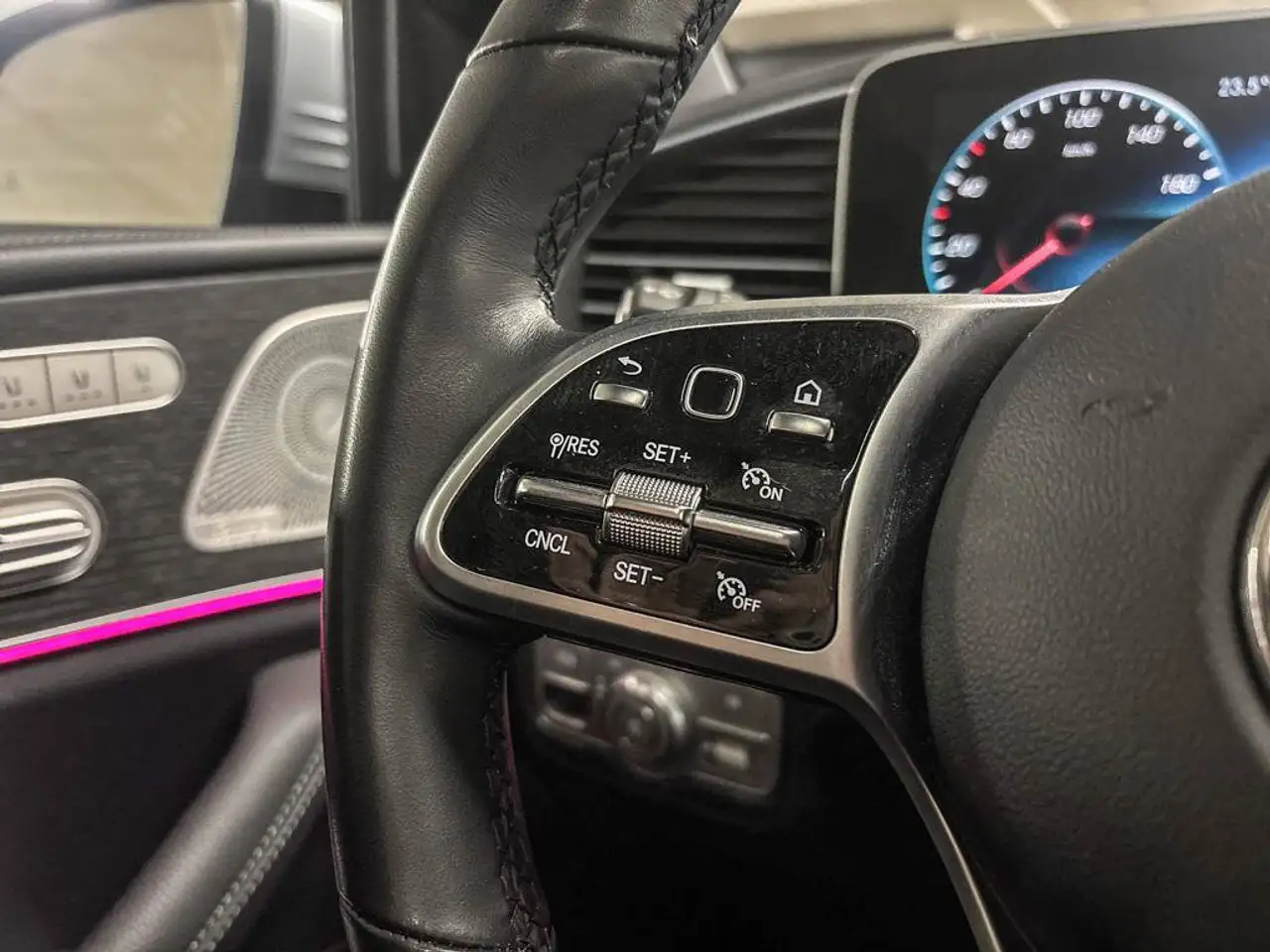 Mercedes-Benz GLE - Image 22