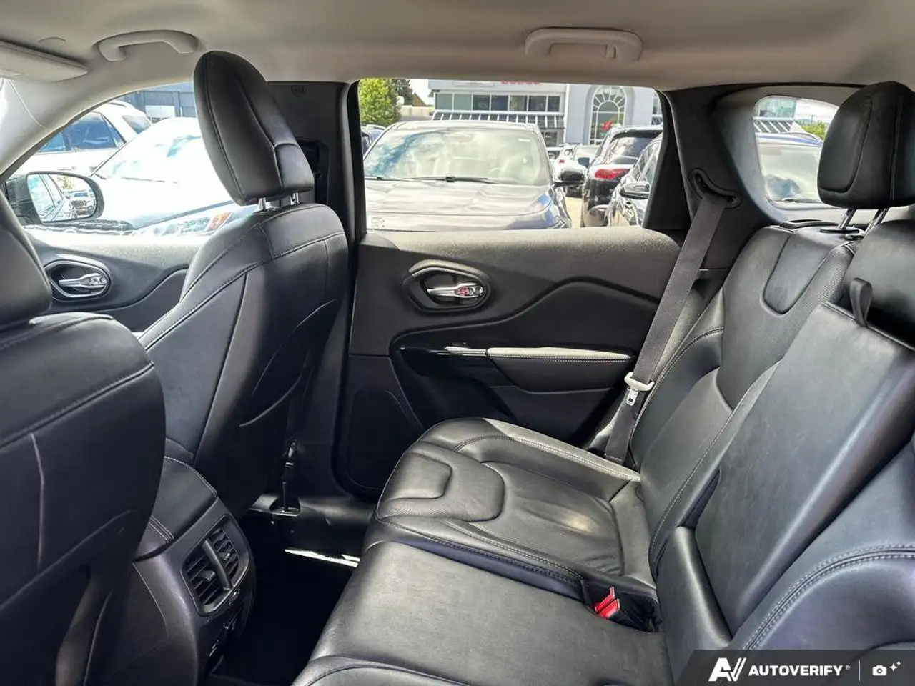 Jeep Cherokee - Image 23