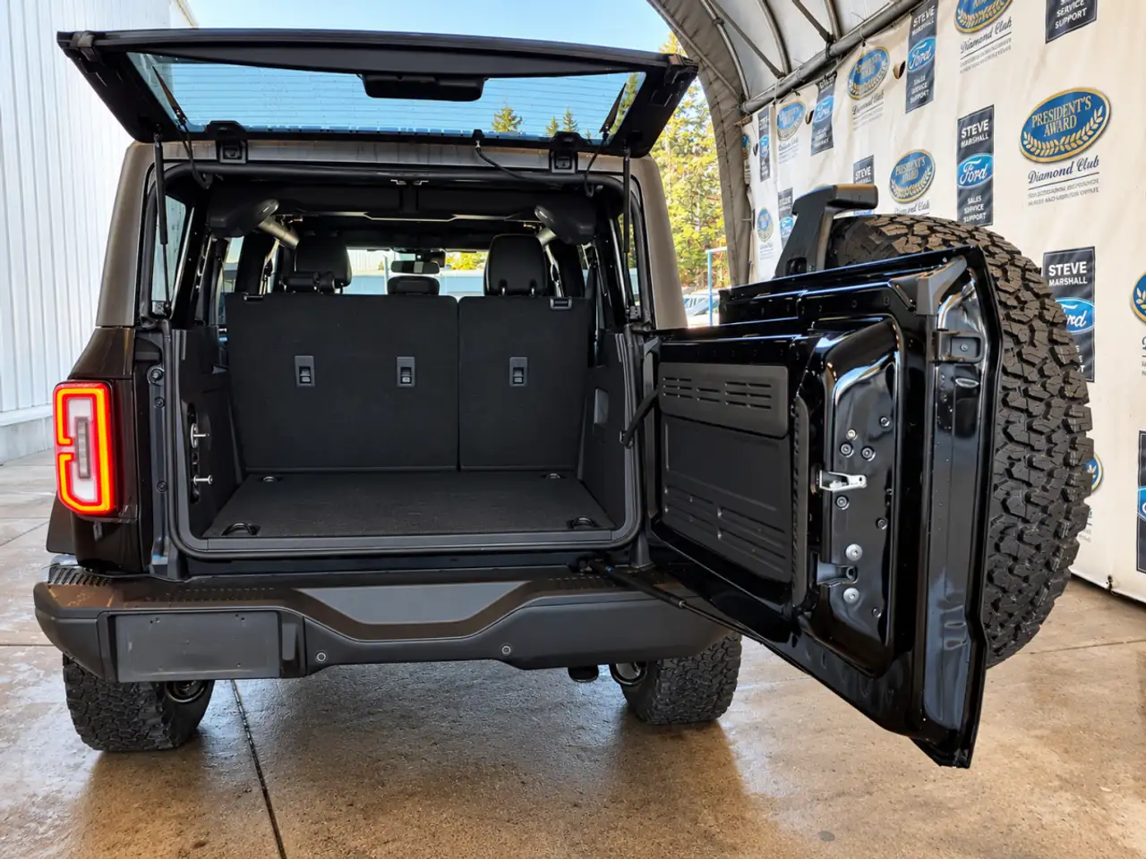 Ford Bronco - Image 9