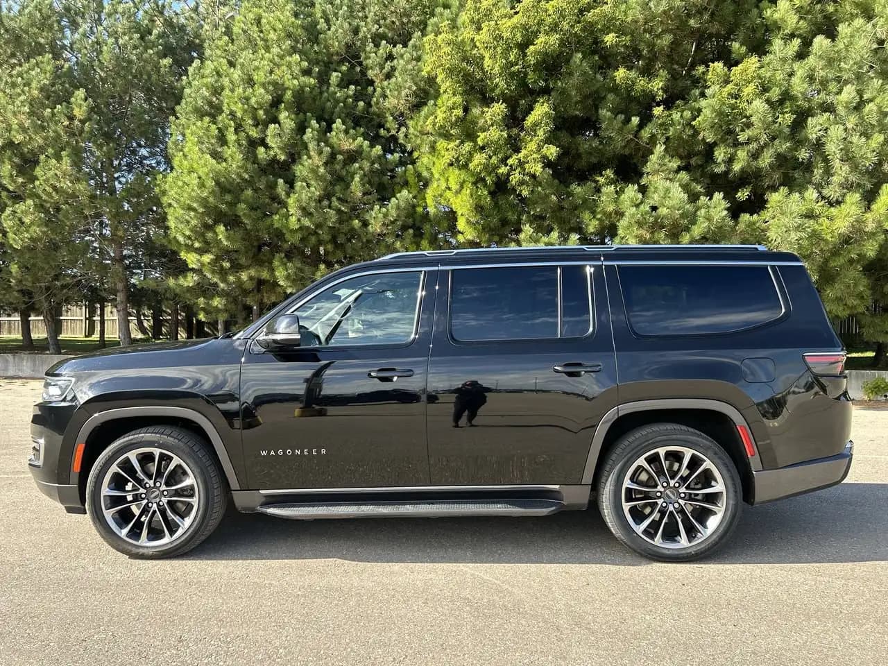 Jeep Wagoneer - Image 10