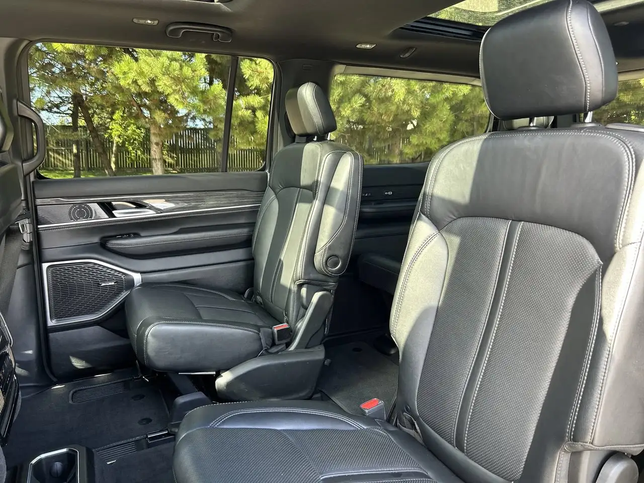 Jeep Wagoneer - Image 17
