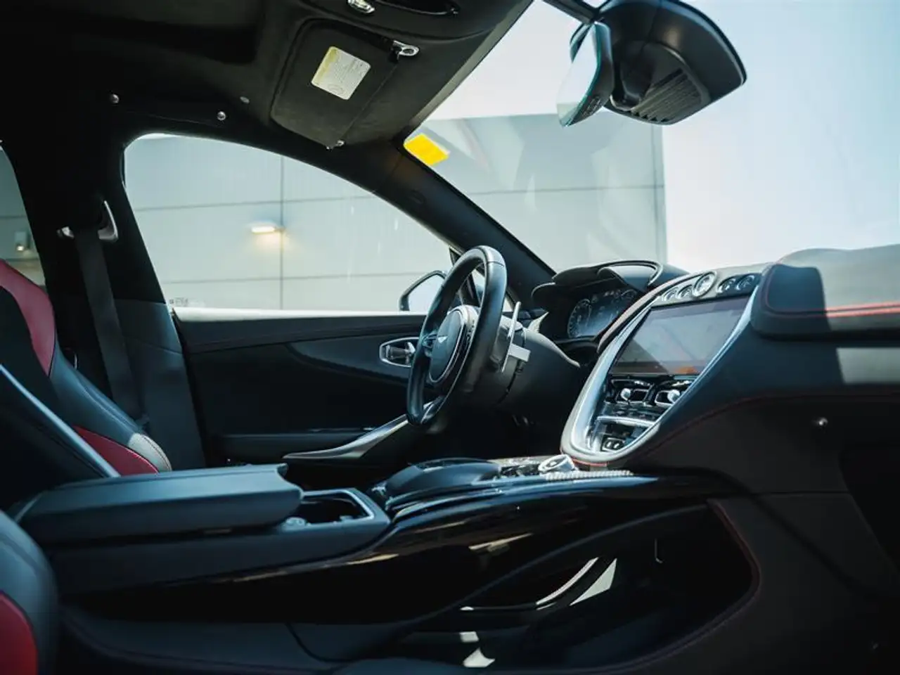 Aston Martin DBX - Image 25