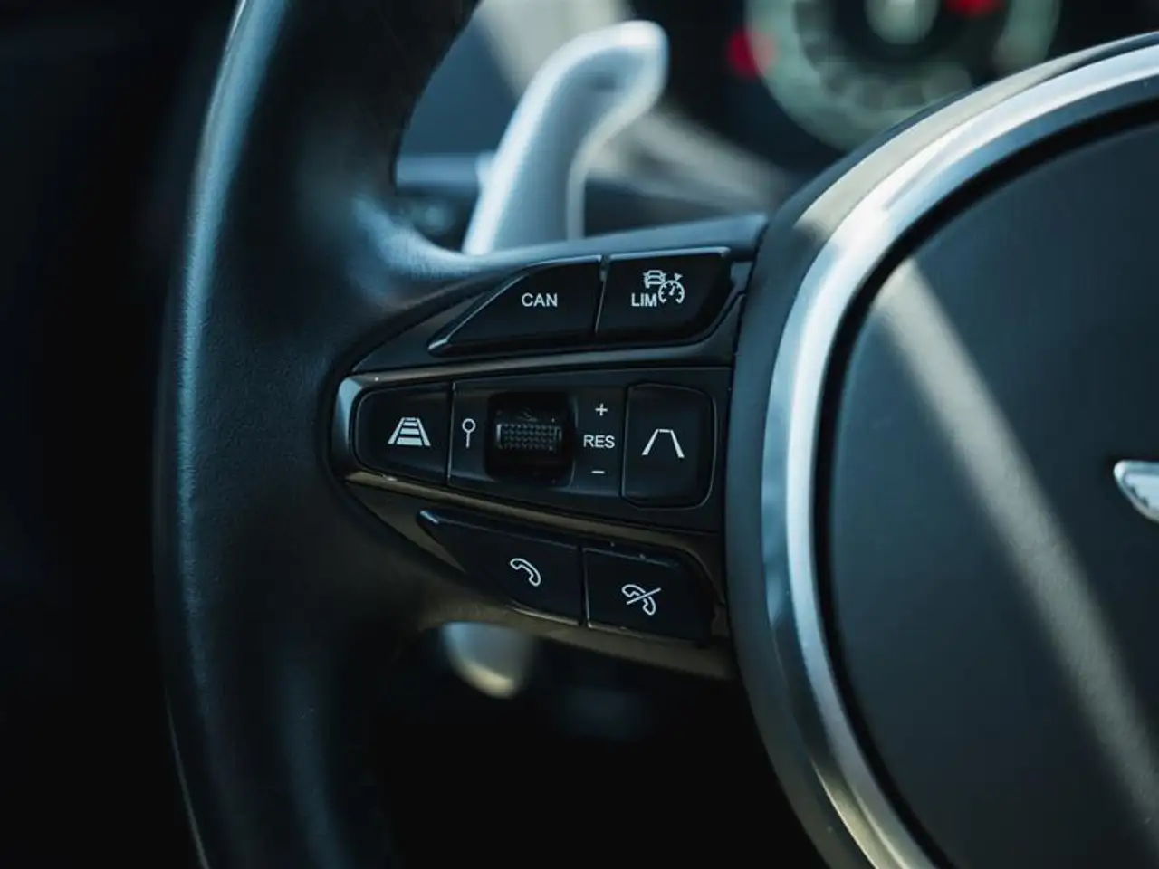 Aston Martin DBX - Image 18
