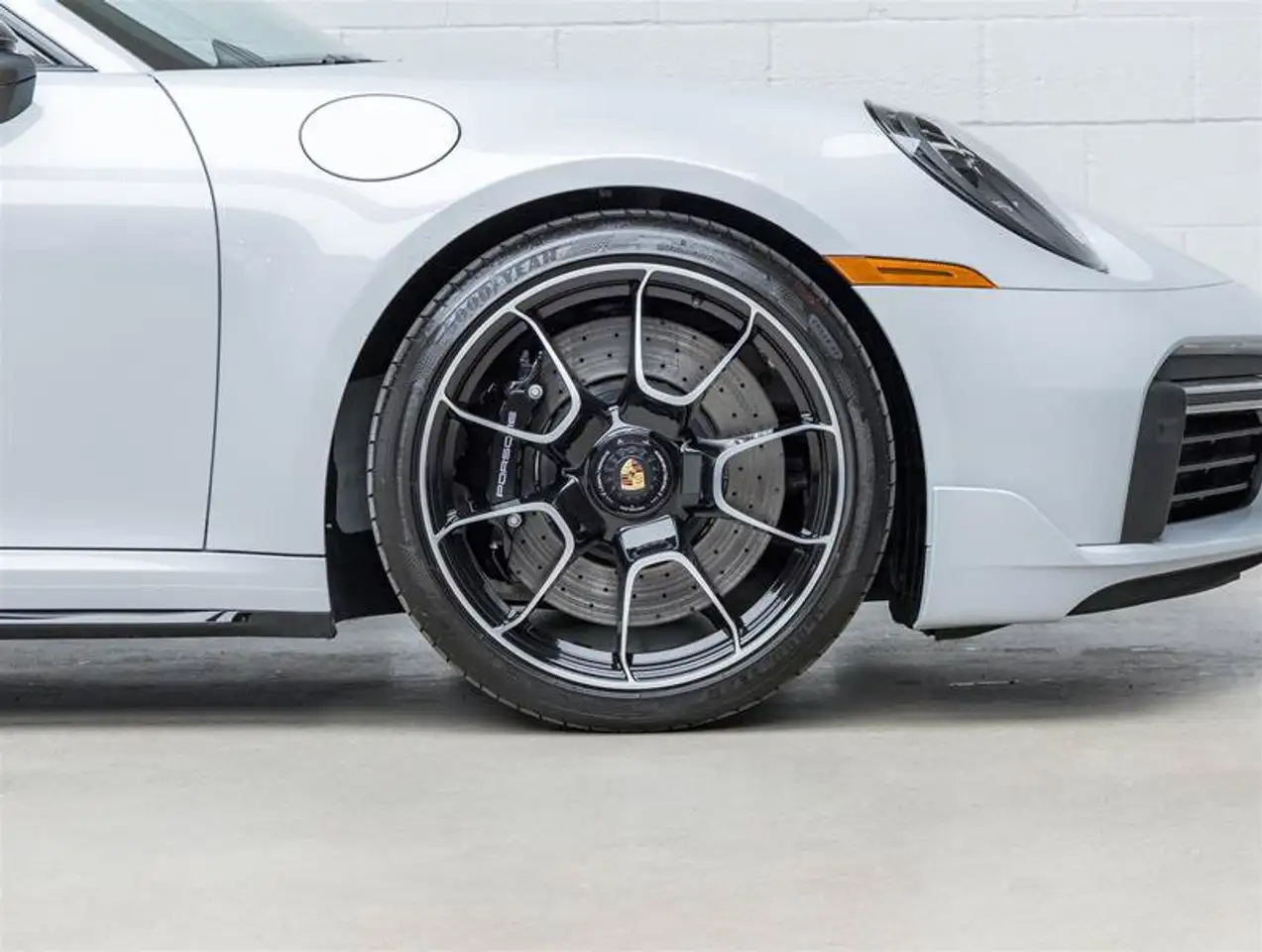 Porsche 911 - Image 25