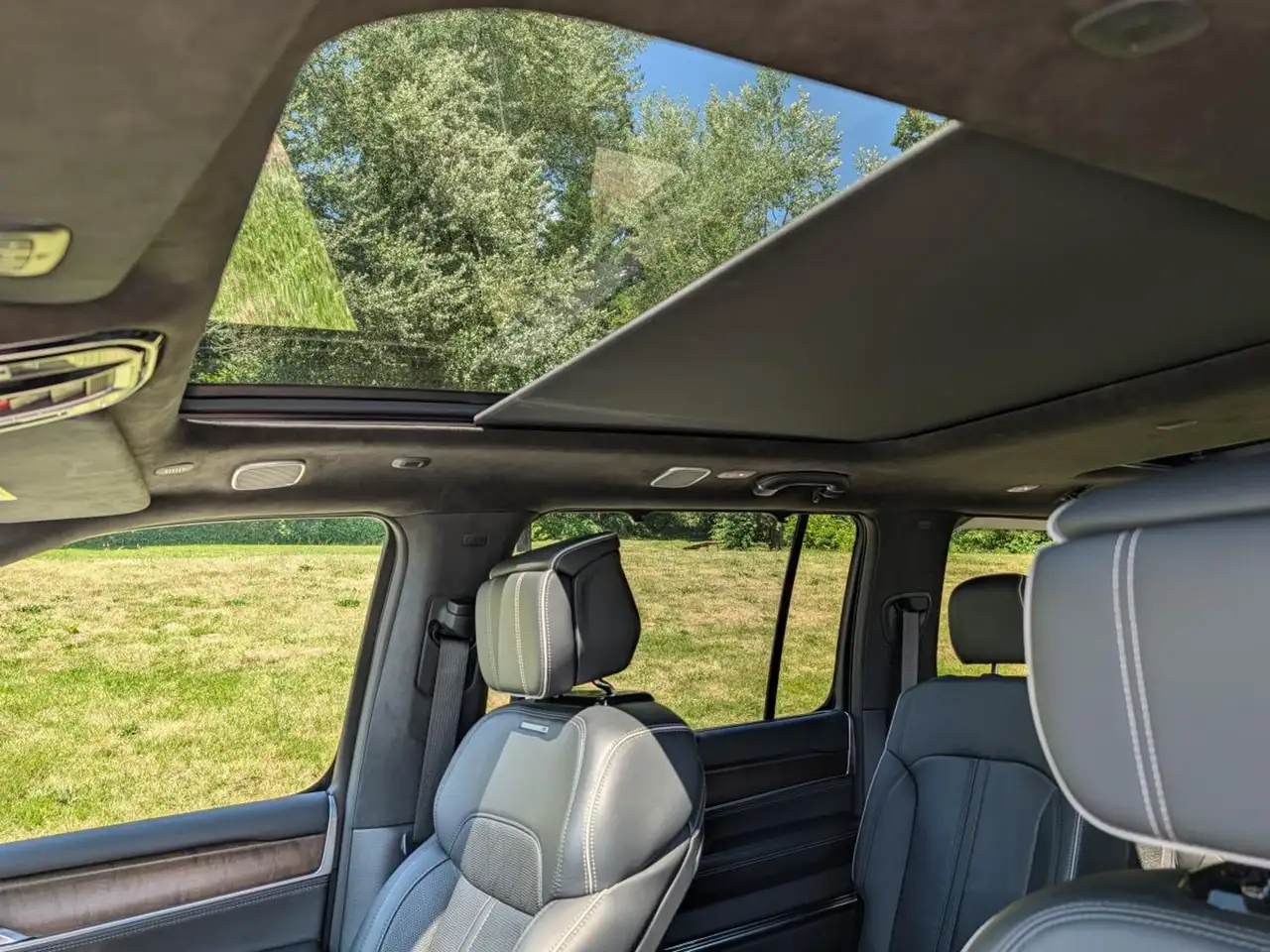Jeep Grand Wagoneer - Image 16