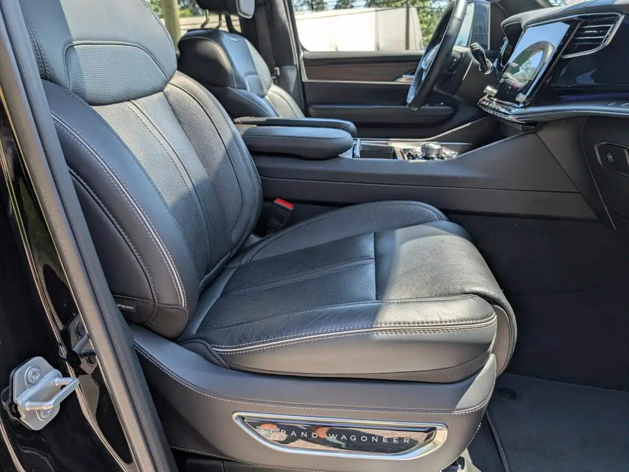 Jeep Grand Wagoneer - Image 24