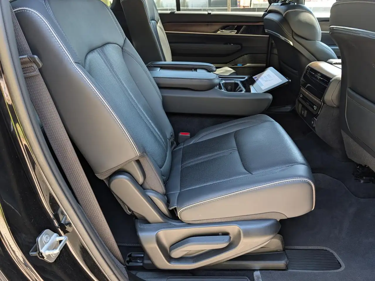 Jeep Grand Wagoneer - Image 23