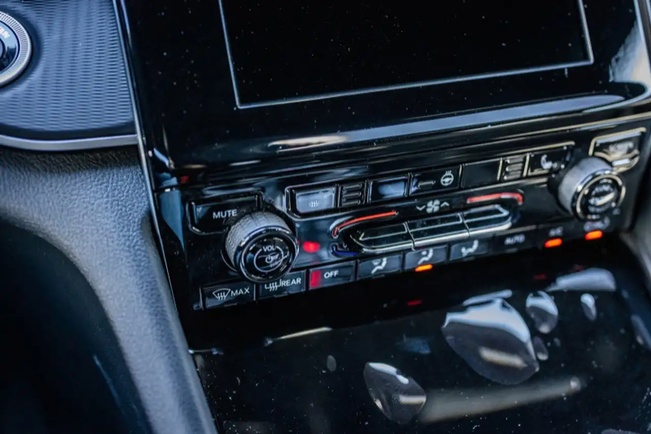Jeep Grand Cherokee - Image 11
