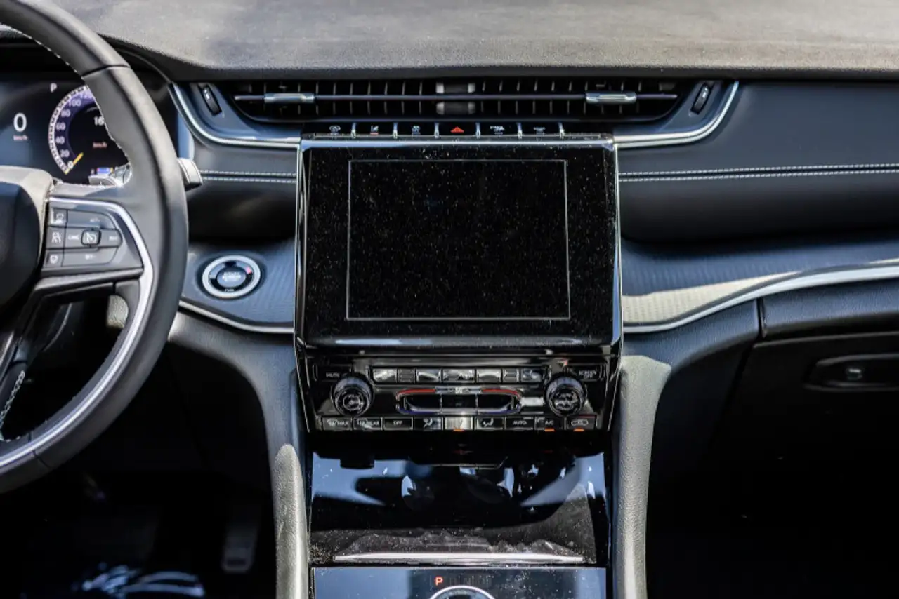 Jeep Grand Cherokee - Image 16