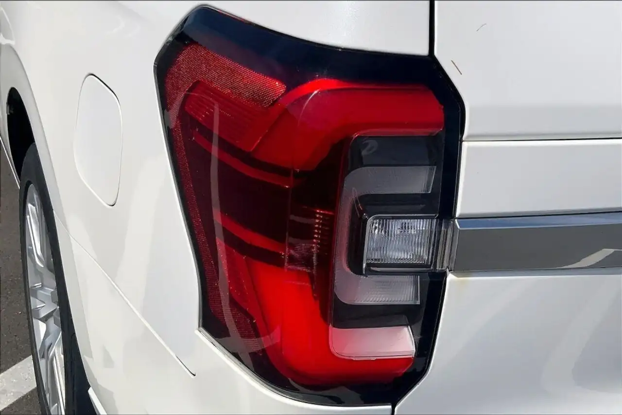 Ford Expedition - Image 27