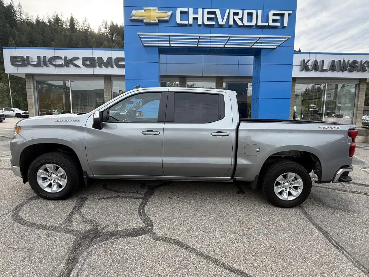 Chevrolet Silverado 1500 - Image 8
