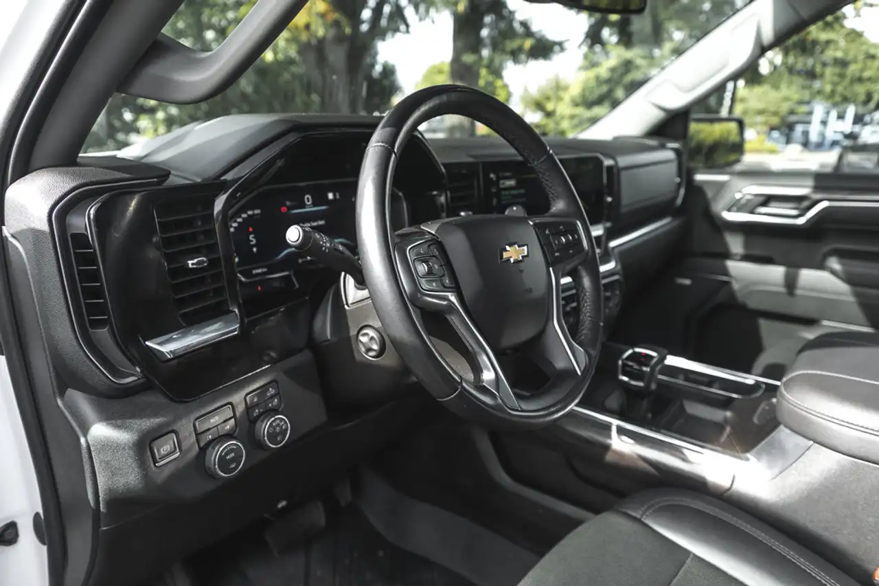 Chevrolet Silverado 1500 - Image 17
