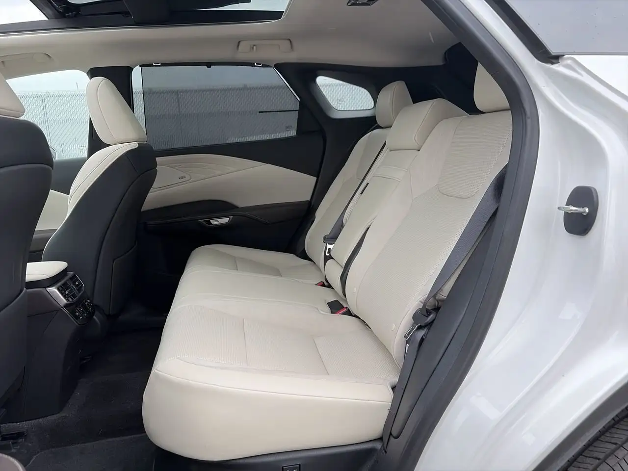 Lexus RX 350 - Image 30