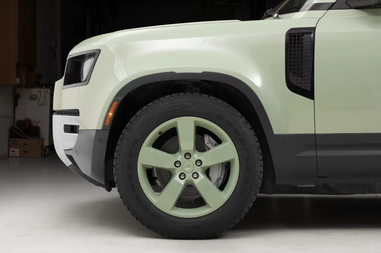 Land Rover Defender - Image 15