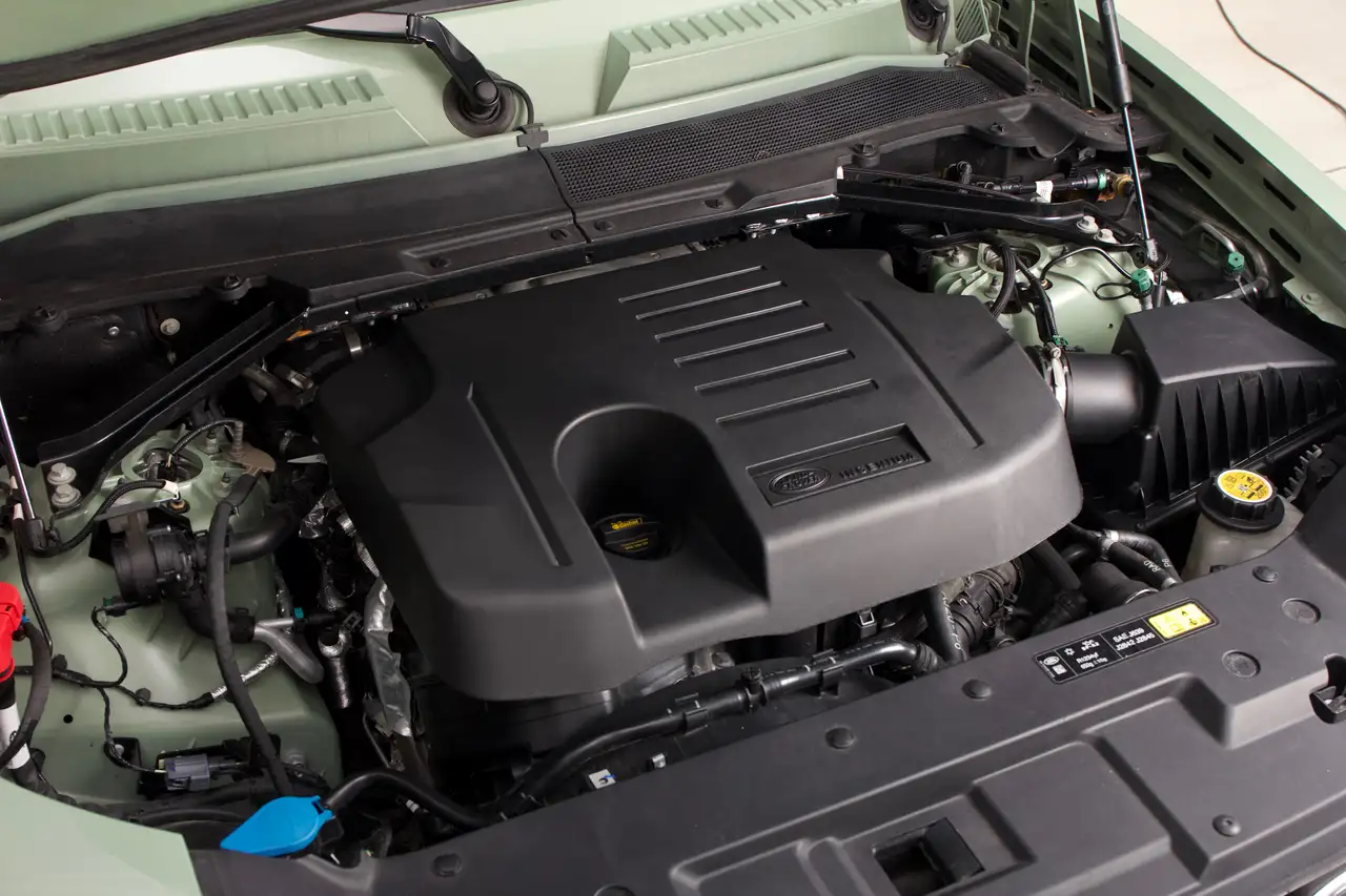 Land Rover Defender - Image 45