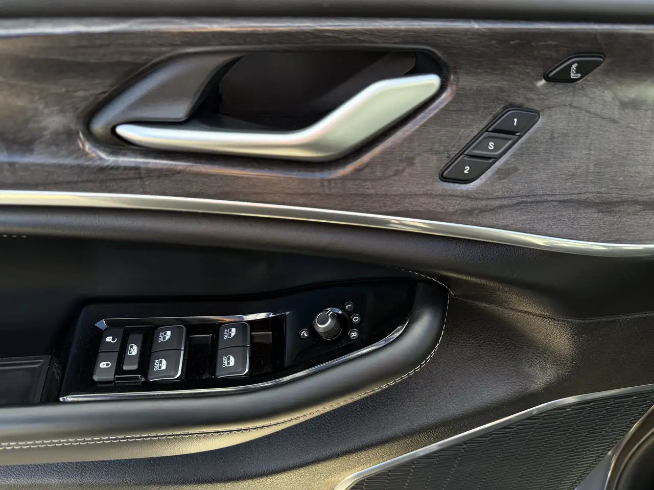 Jeep Grand Cherokee - Image 13