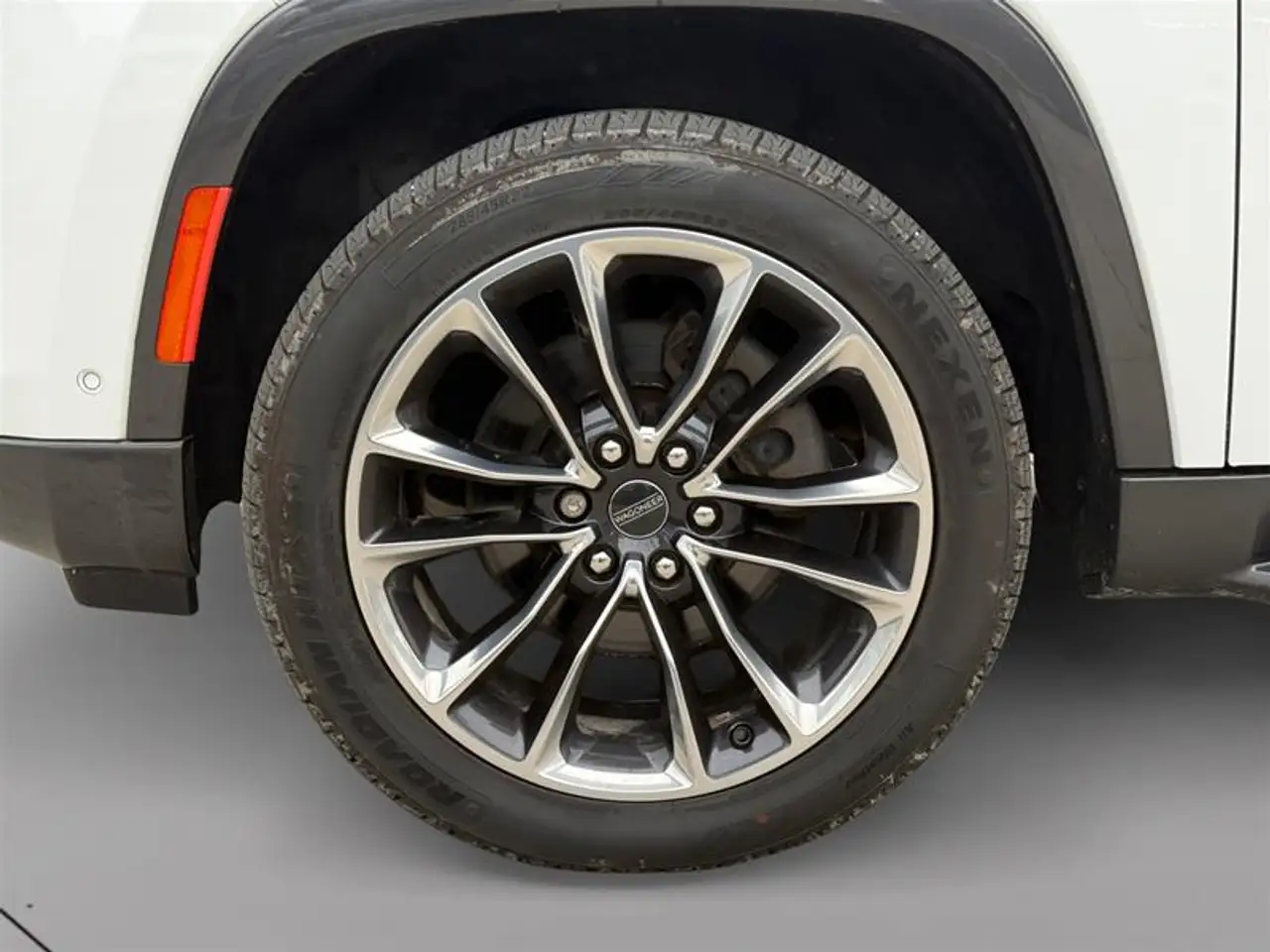 Jeep Wagoneer - Image 9