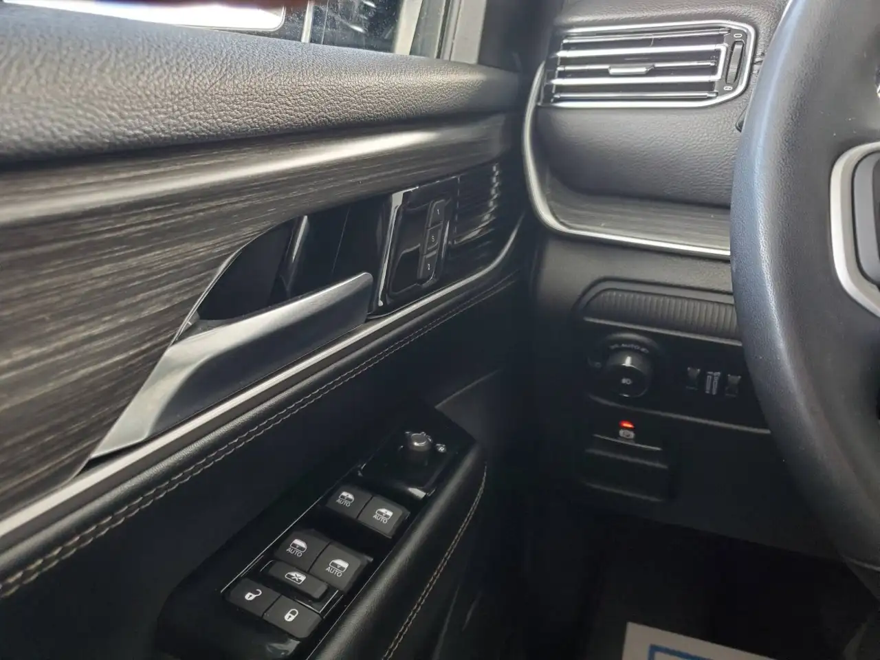 Jeep Wagoneer - Image 19