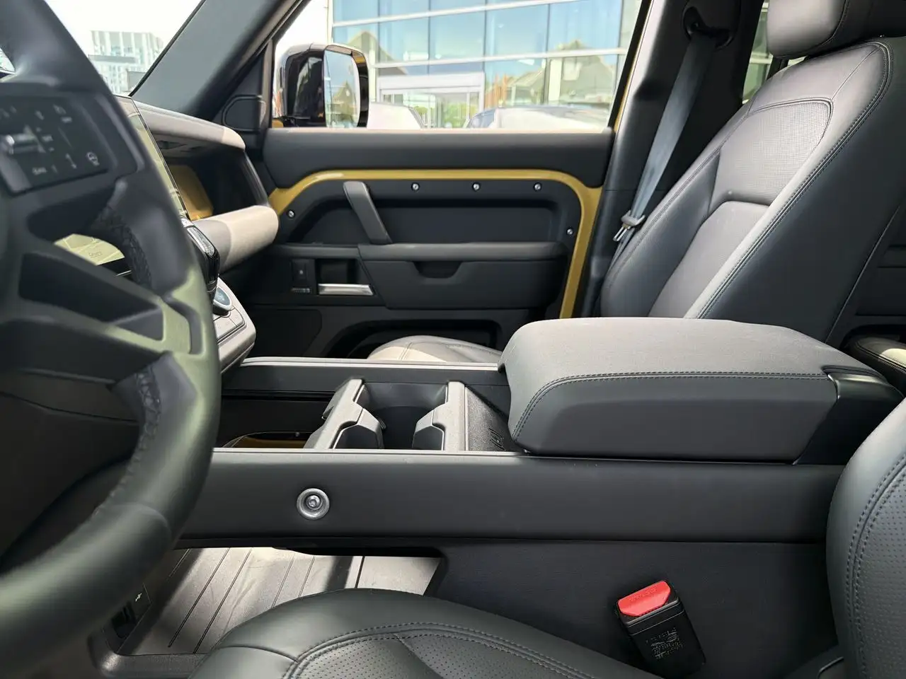 Land Rover Defender - Image 18
