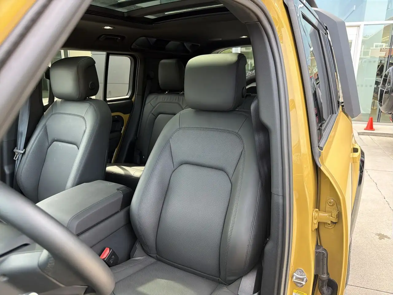 Land Rover Defender - Image 8
