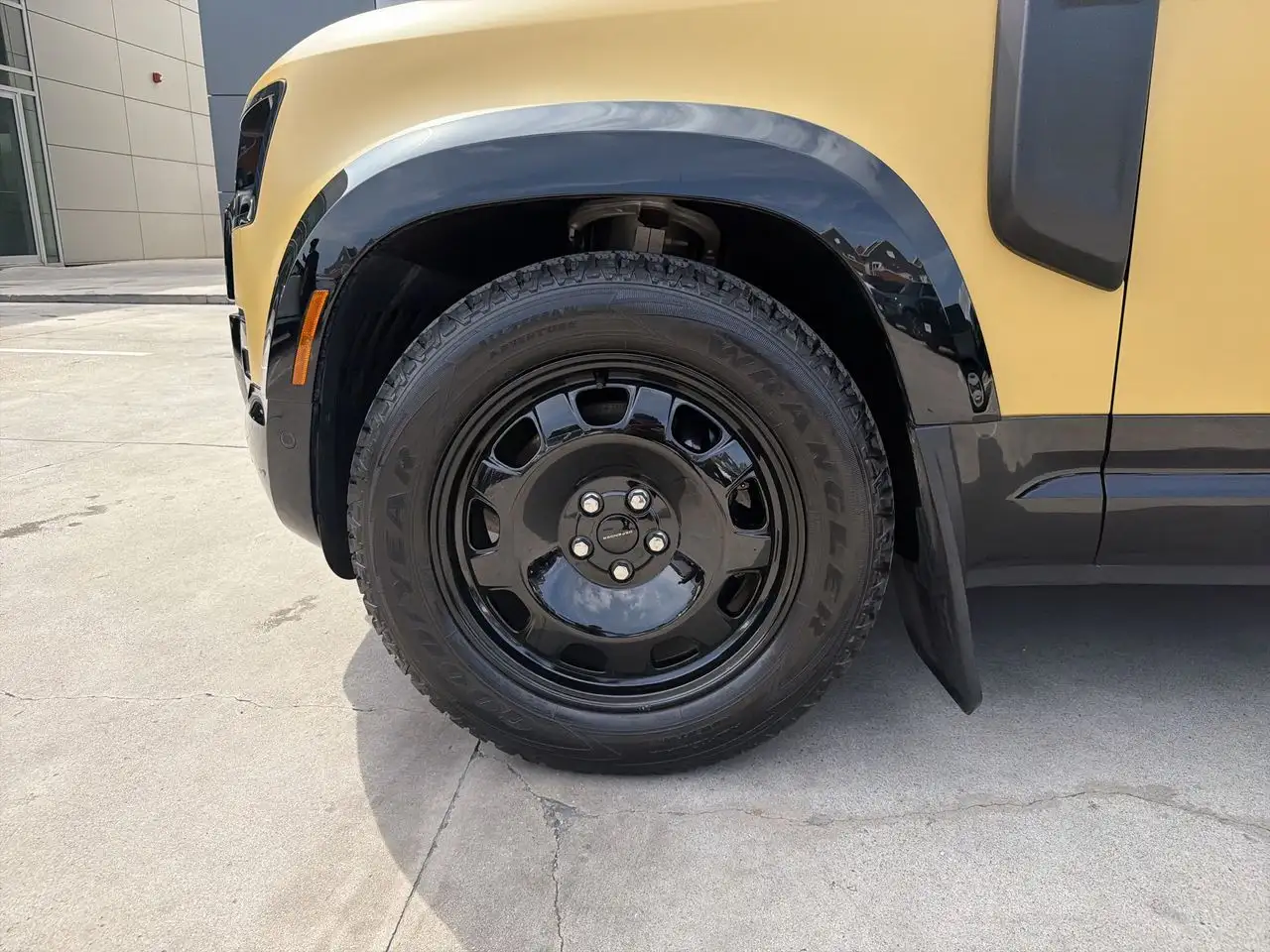 Land Rover Defender - Image 7