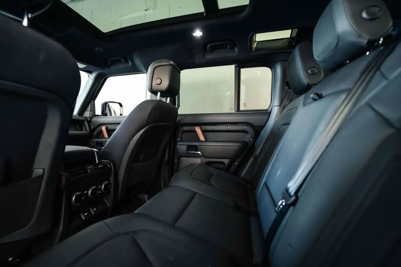 Land Rover Defender - Image 43