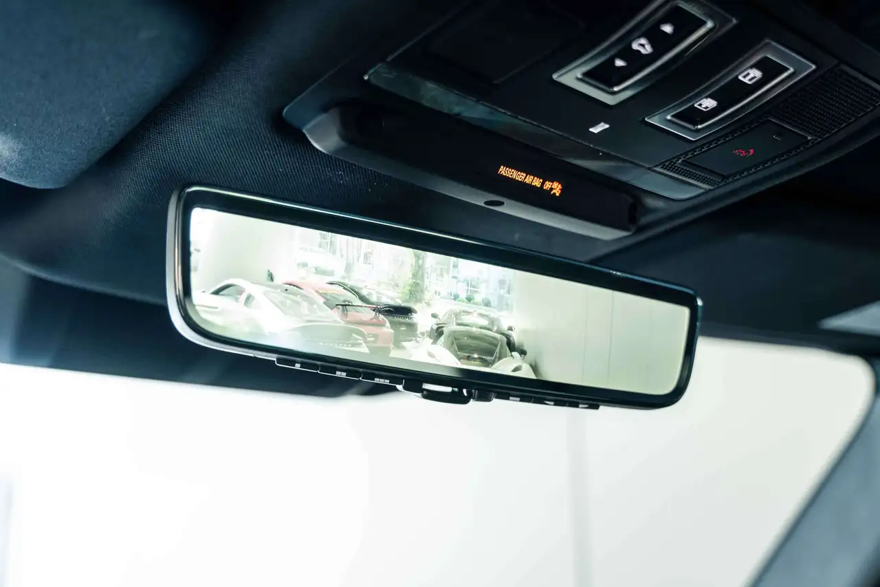 Land Rover Defender - Image 32
