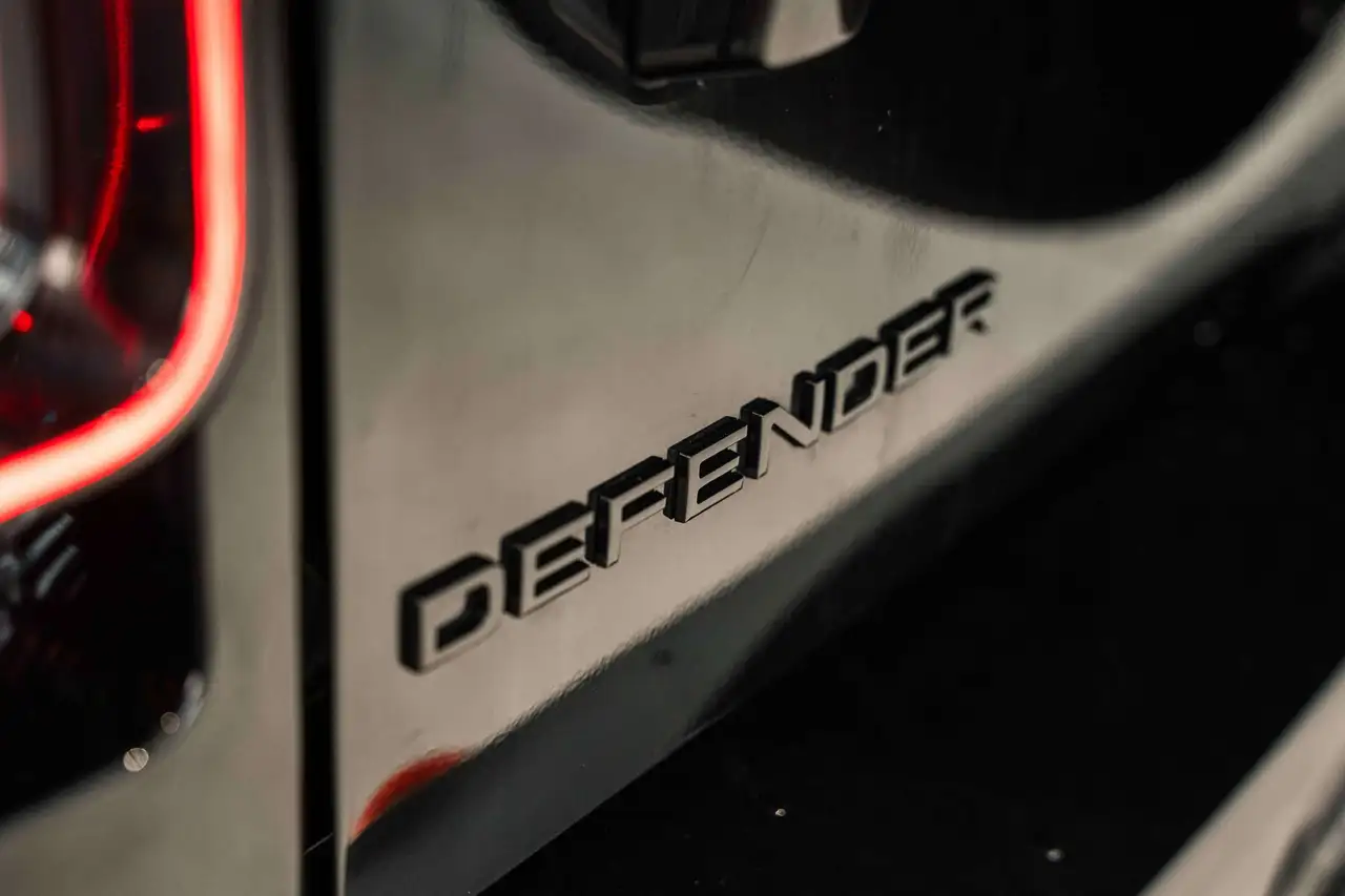 Land Rover Defender - Image 24