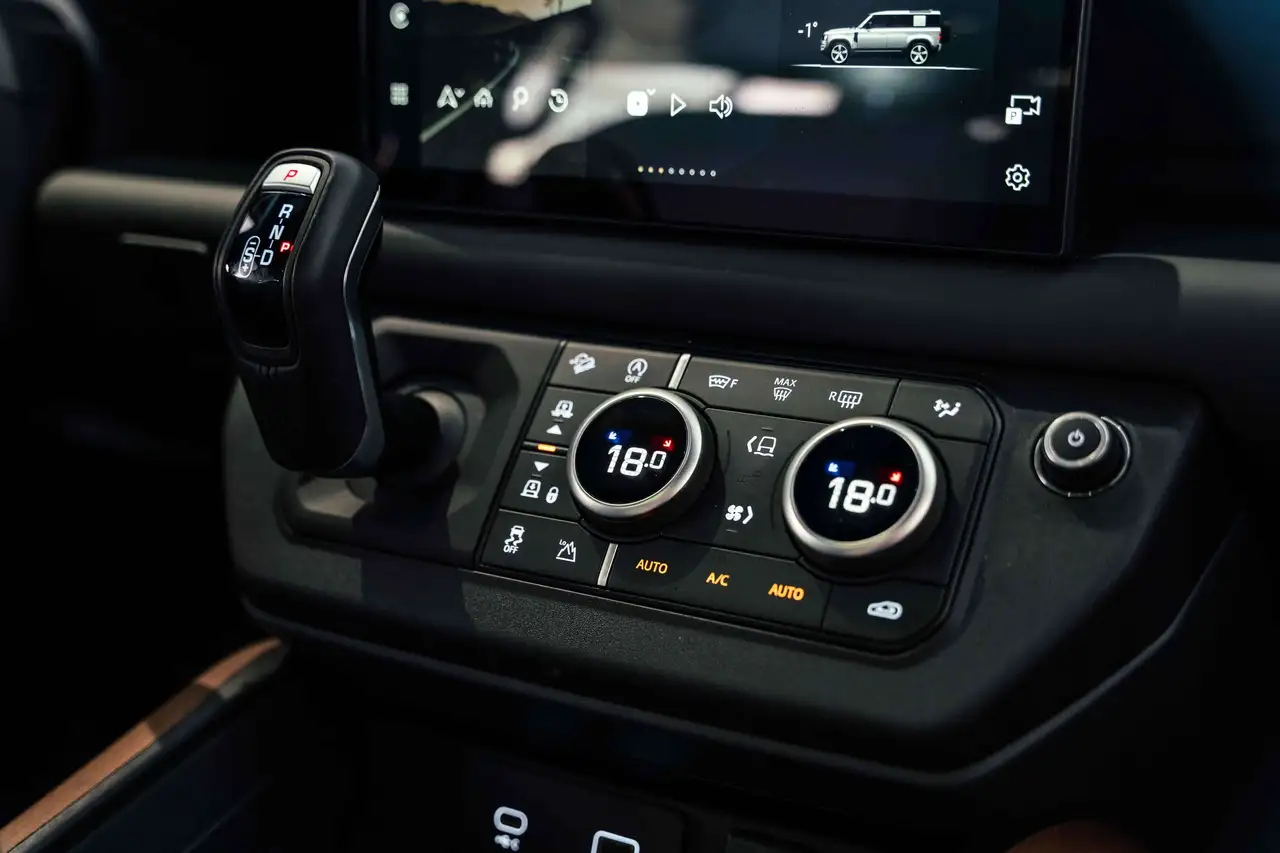 Land Rover Defender - Image 37