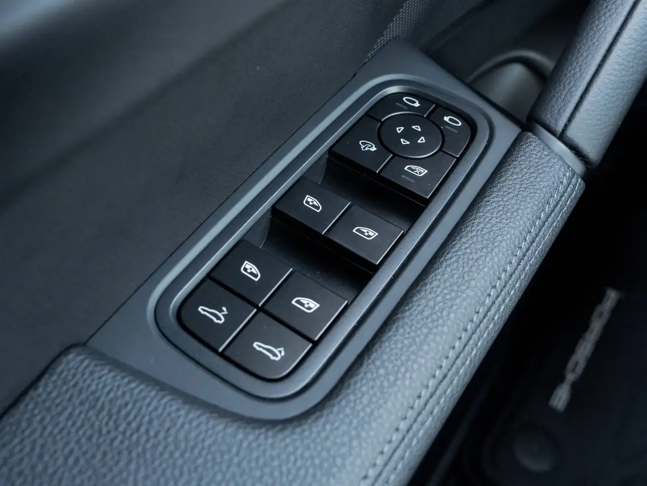 Porsche Cayenne - Image 21