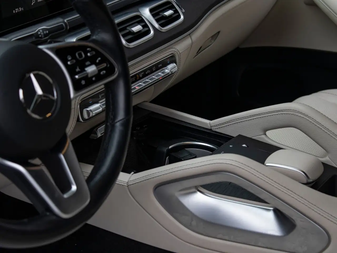 Mercedes-Benz GLE - Image 17