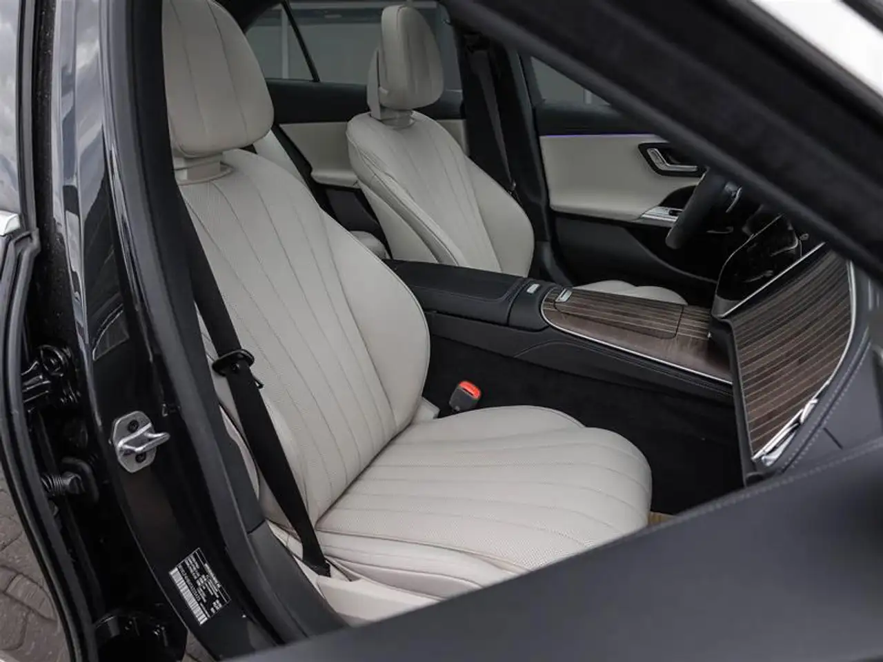 Mercedes-Benz E-Class - Image 24
