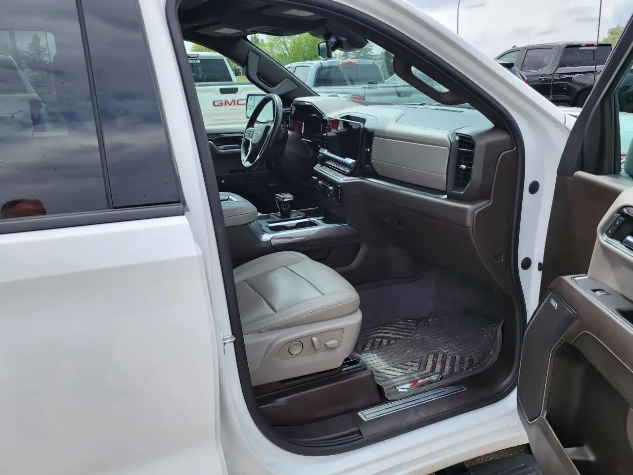 Chevrolet Silverado 1500 - Image 24