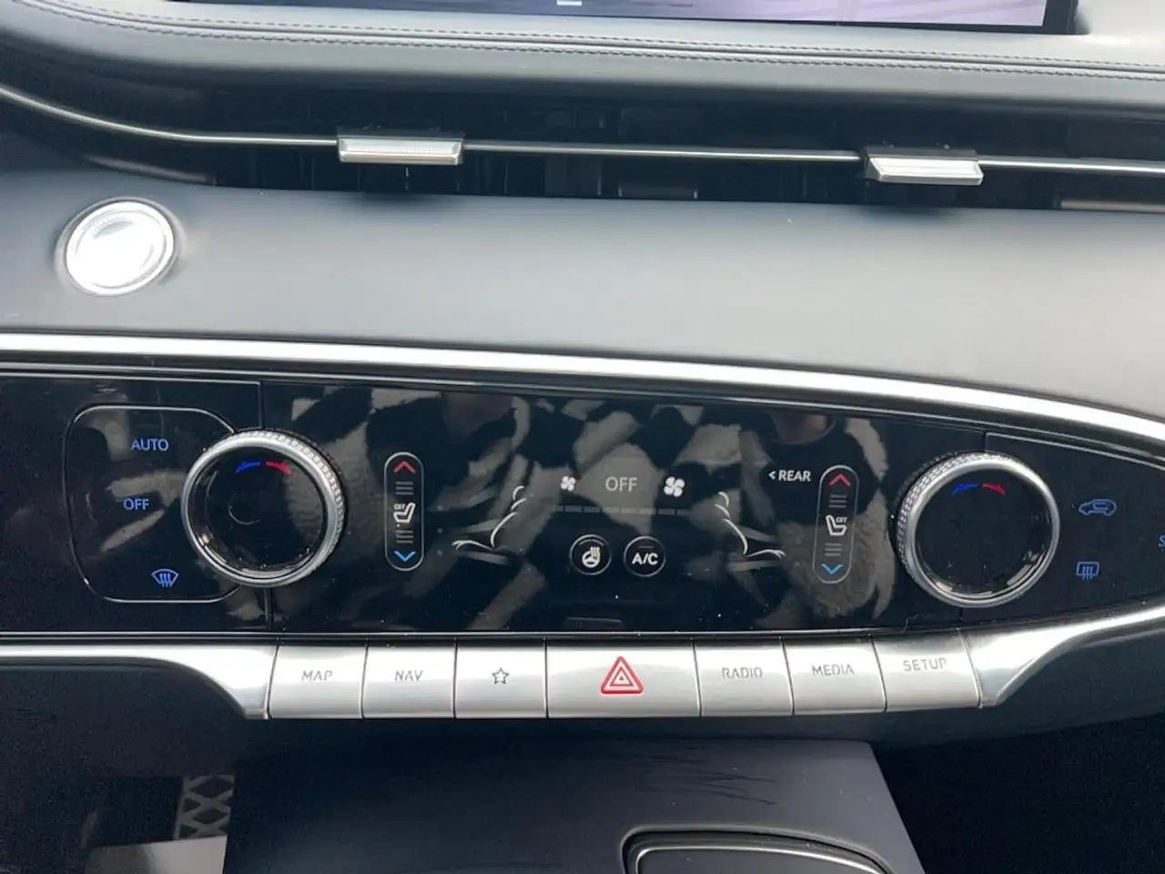 Genesis GV70 - Image 30