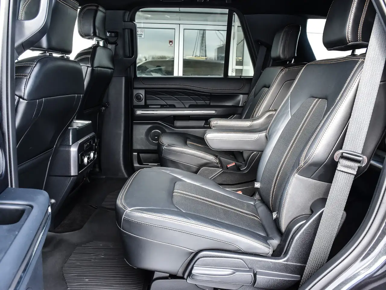 Ford Expedition - Image 14