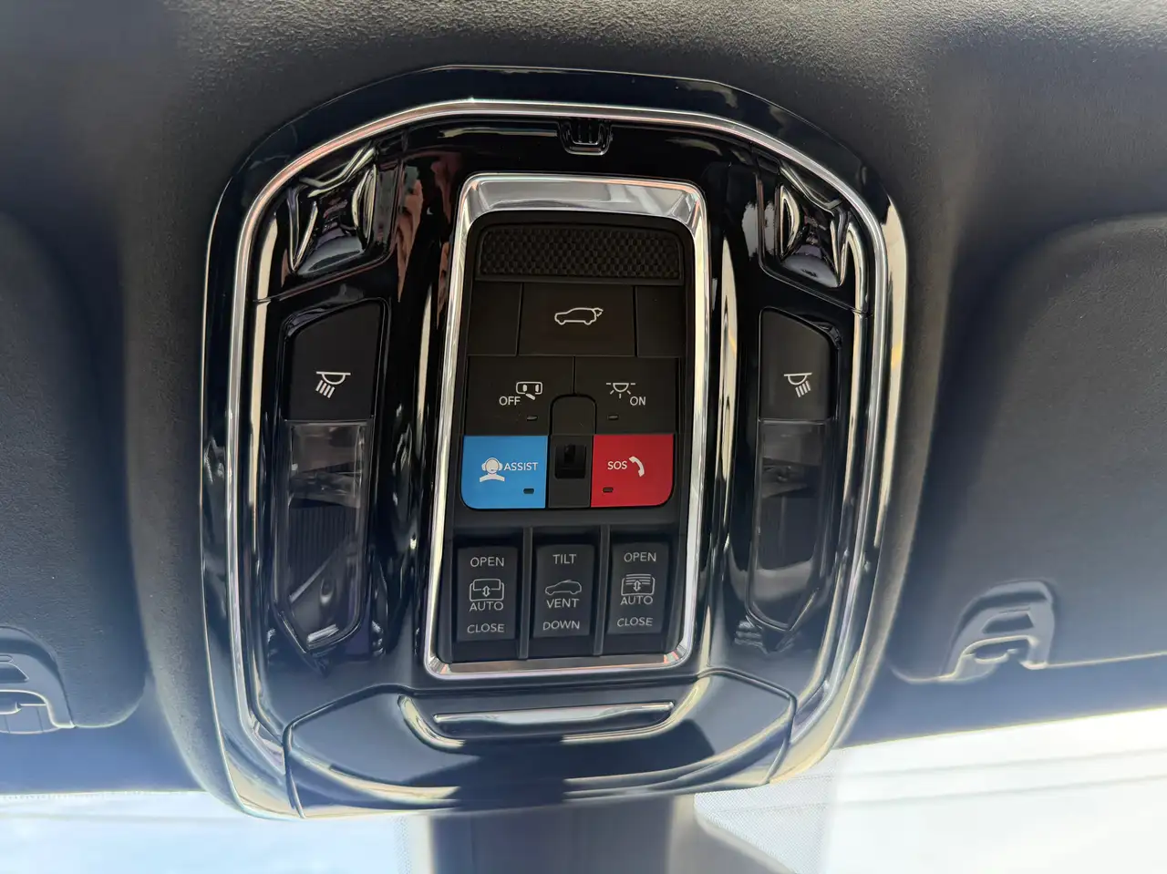 Jeep Grand Wagoneer - Image 30