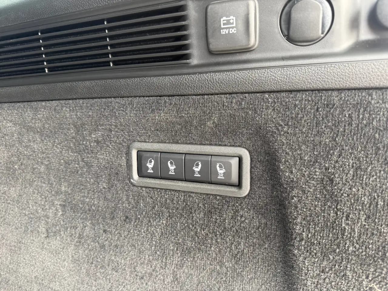 Jeep Grand Wagoneer - Image 35
