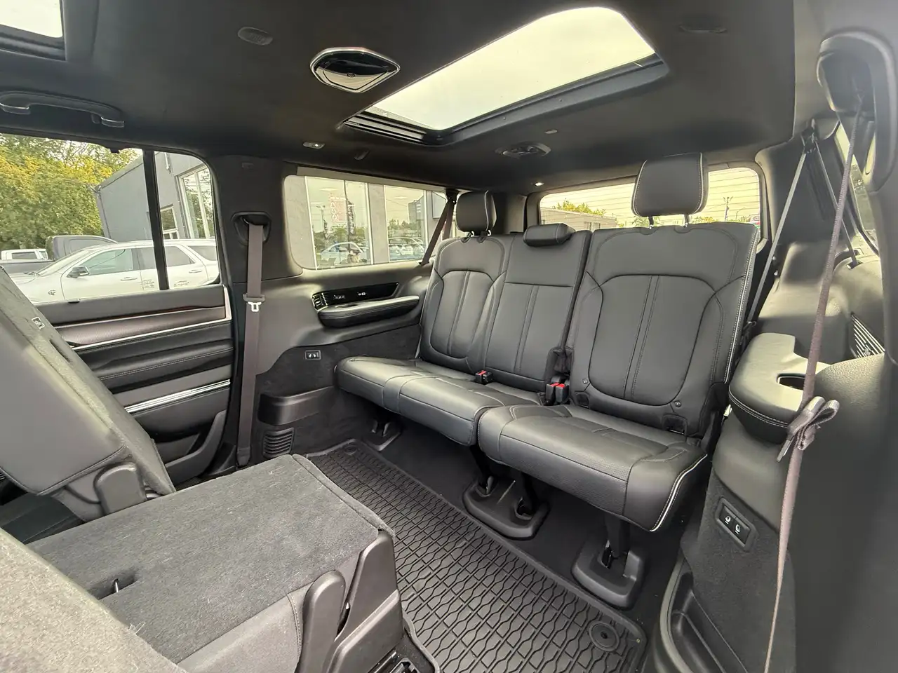 Jeep Grand Wagoneer - Image 33
