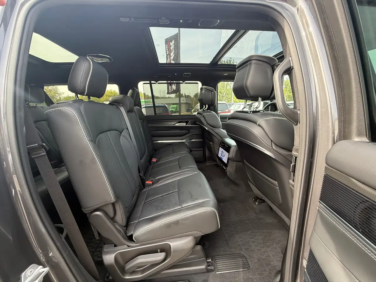 Jeep Grand Wagoneer - Image 36