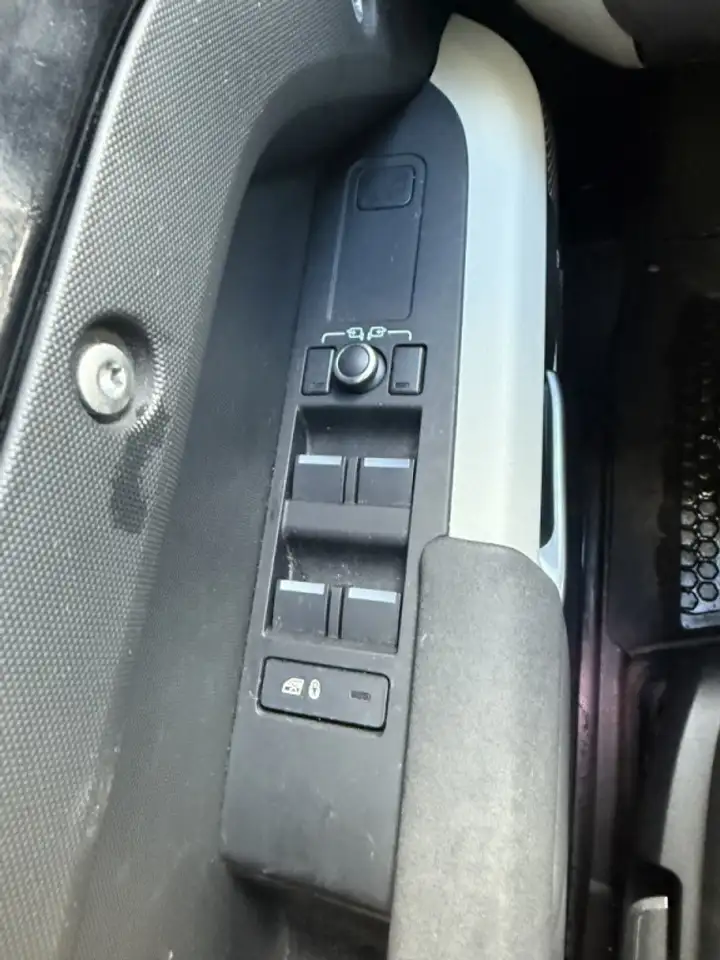 Land Rover Defender - Image 8