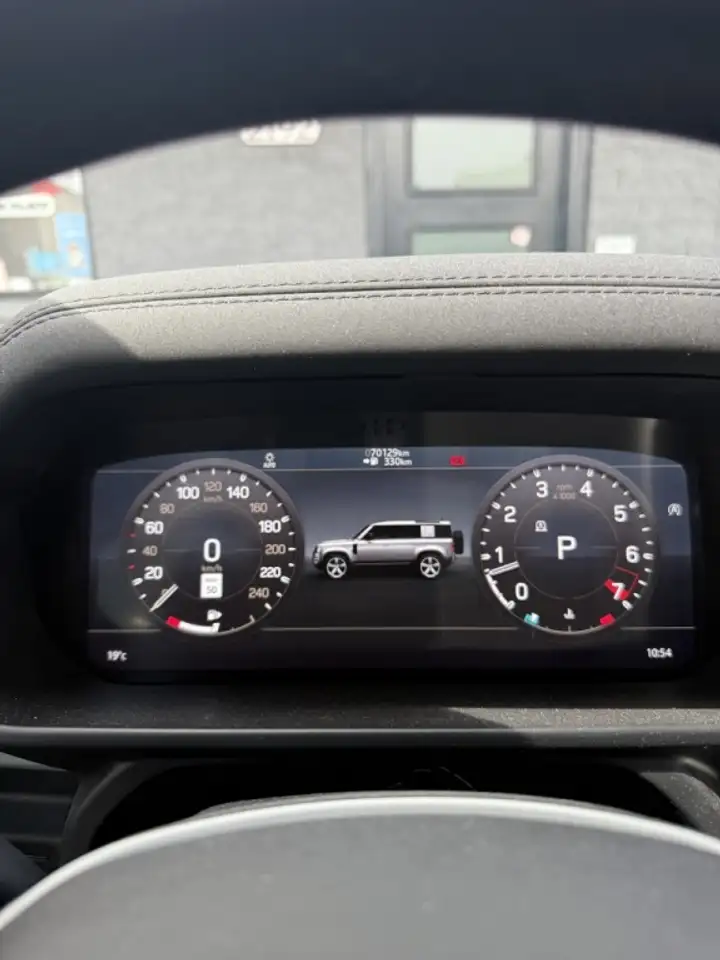 Land Rover Defender - Image 11