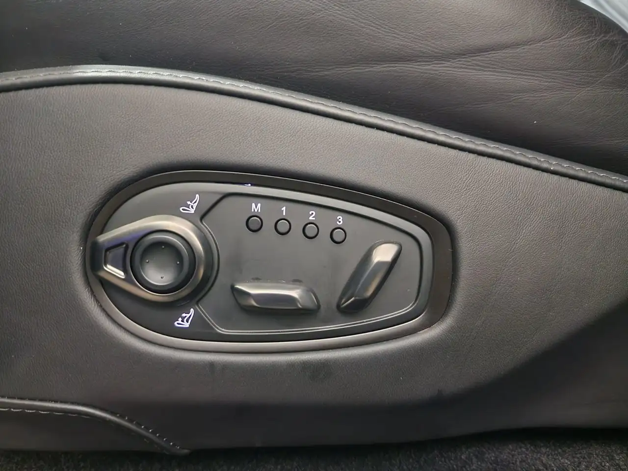Aston Martin DBX - Image 21