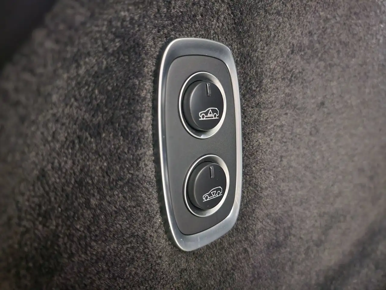 Aston Martin DBX - Image 10