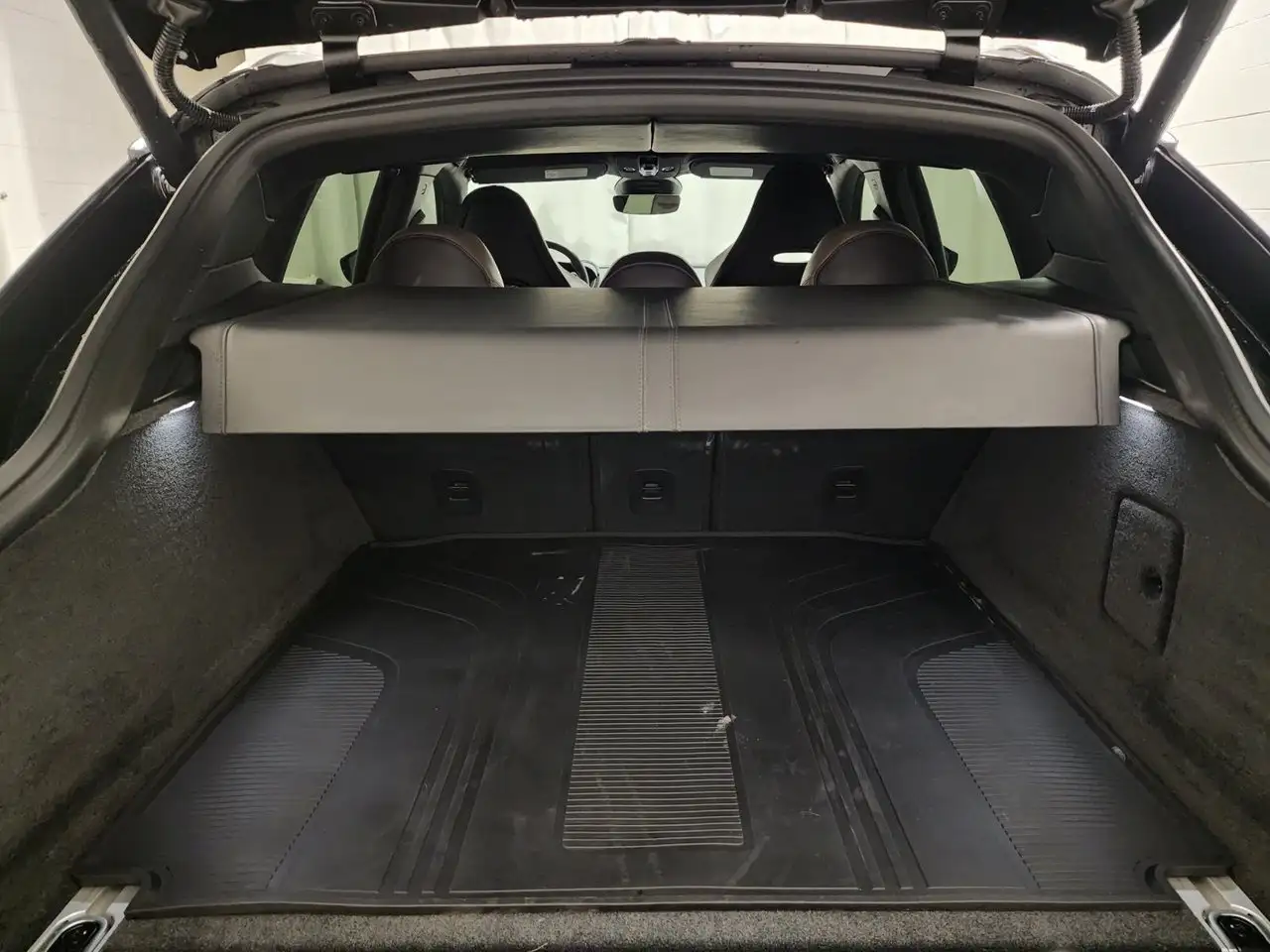 Aston Martin DBX - Image 9