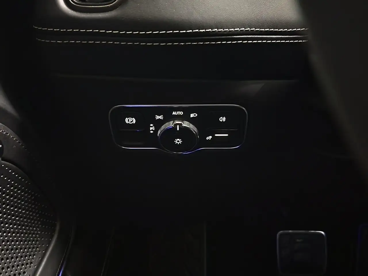Aston Martin DBX - Image 27