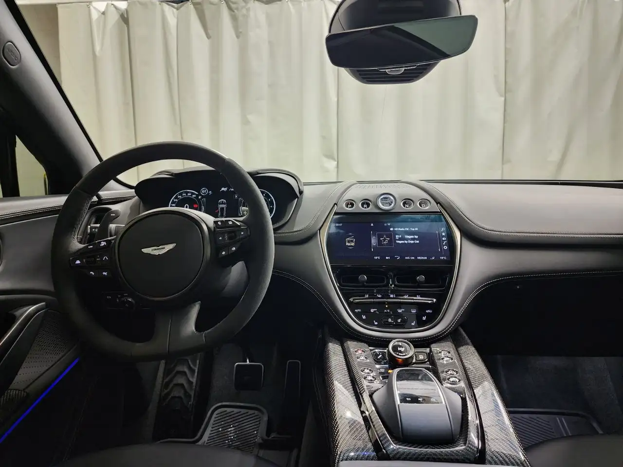 Aston Martin DBX - Image 26