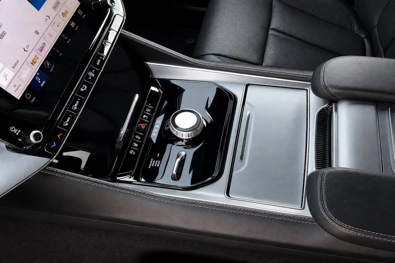Jeep Wagoneer - Image 16